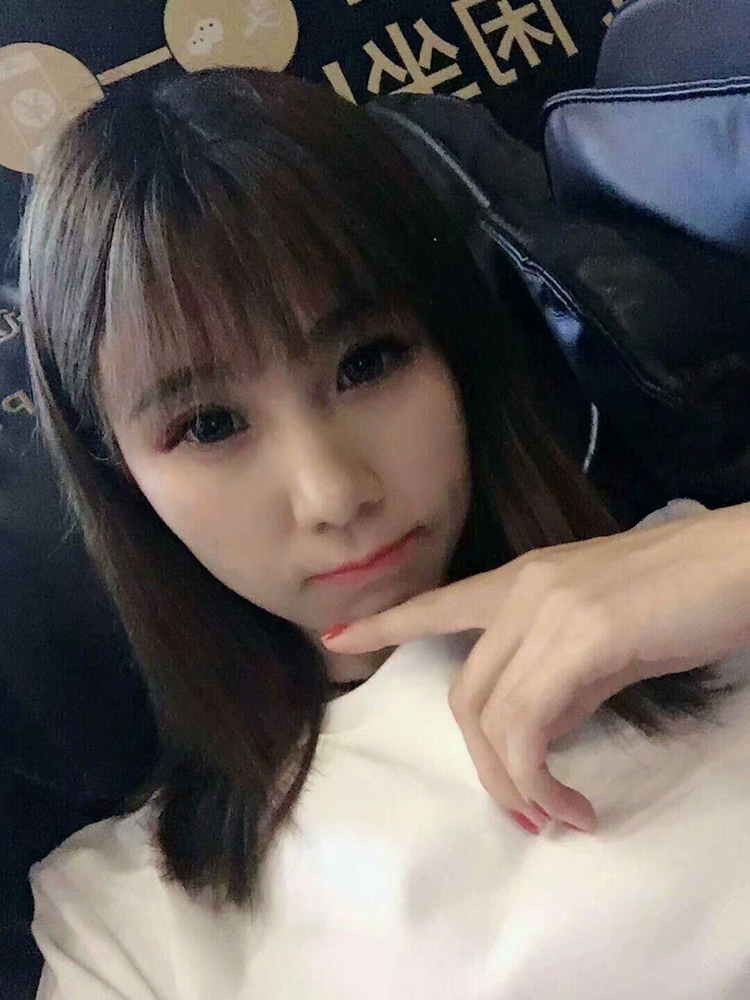 身材娇小的嫩妹，抱起来艹最爽