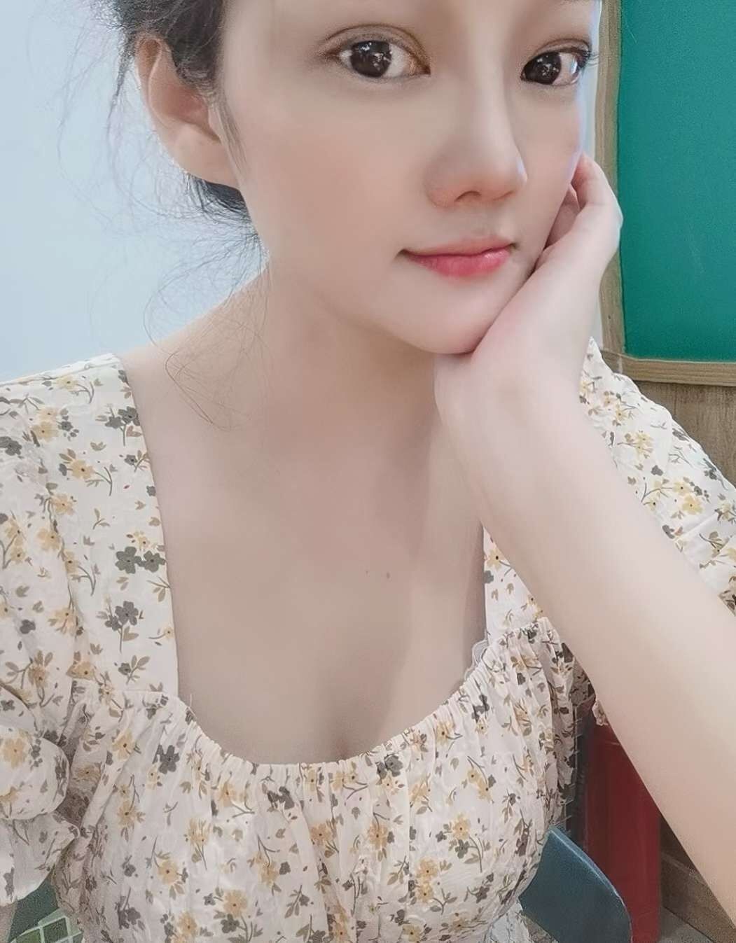 清纯邻家女，高挑长腿，后入不错