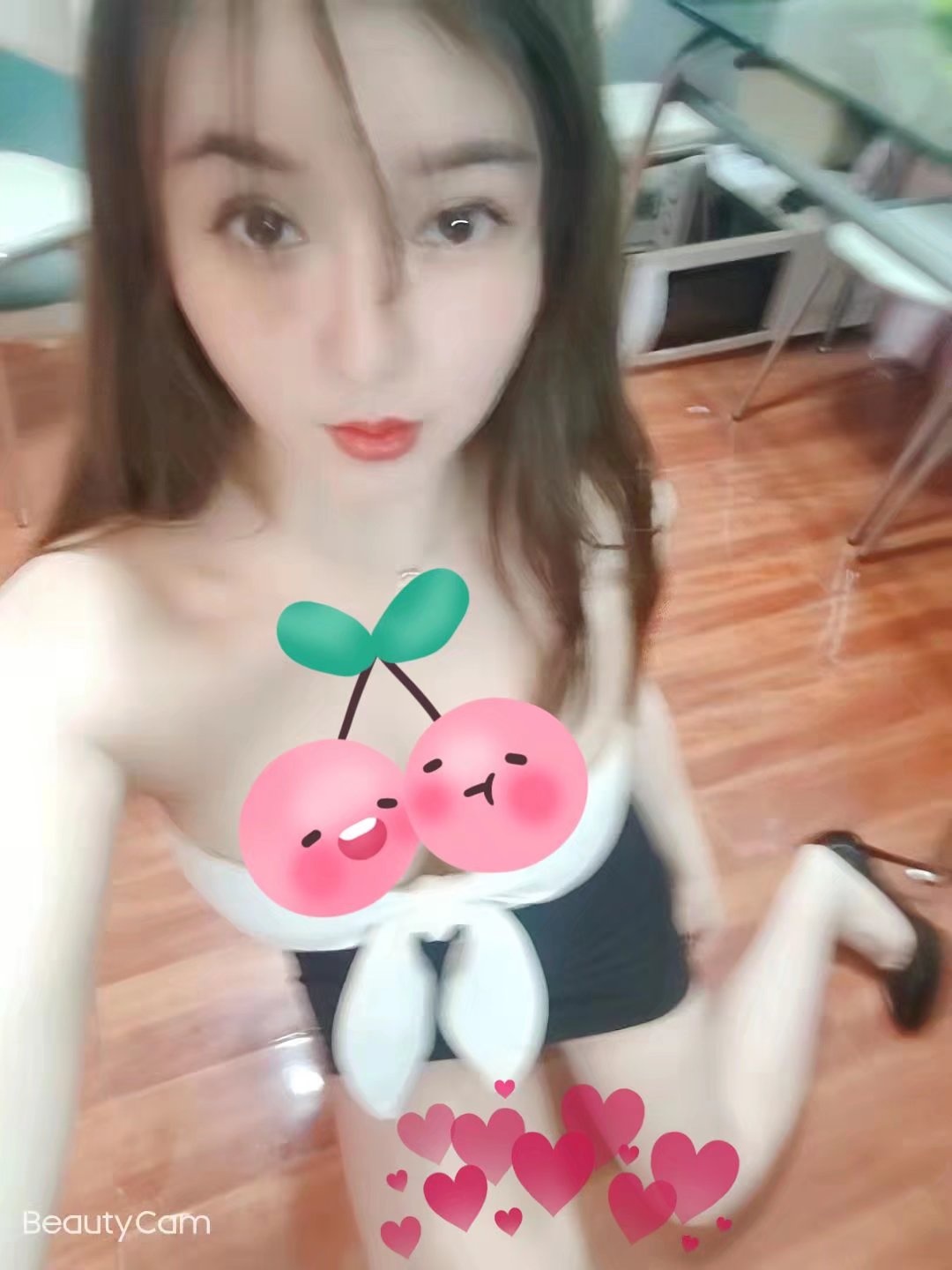 很有情趣的妹子，娇艳欲滴，可舌吻