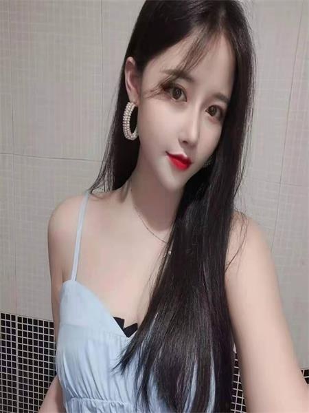 可以舔胸的热情妹子，姿势很配合