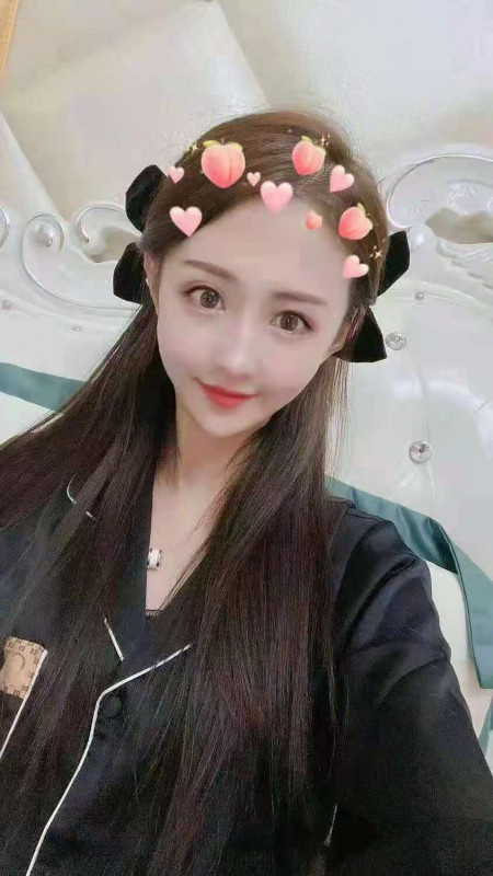 年轻漂亮的小美女，身材特别好，逼紧水多