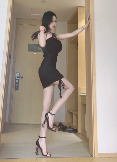 迷人小萌妹，身材火辣