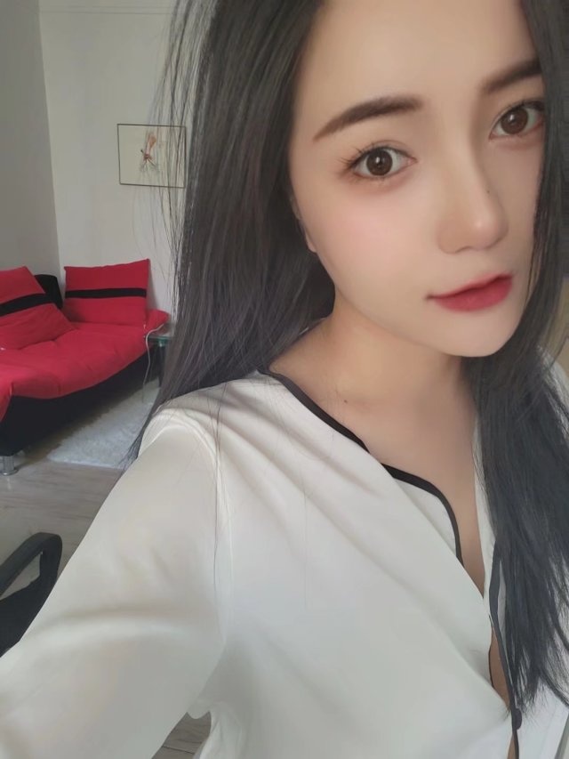 约了个娇小敏感美女，一碰就出水