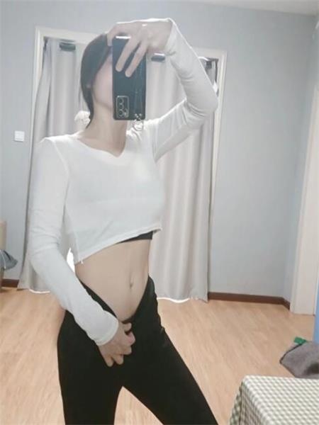 可以一字马，臀部结实，后入感觉不错
