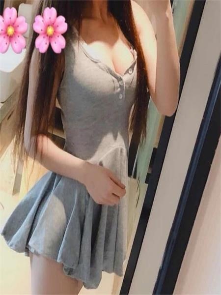 颜值不错的妹子，制服玩的很奔放