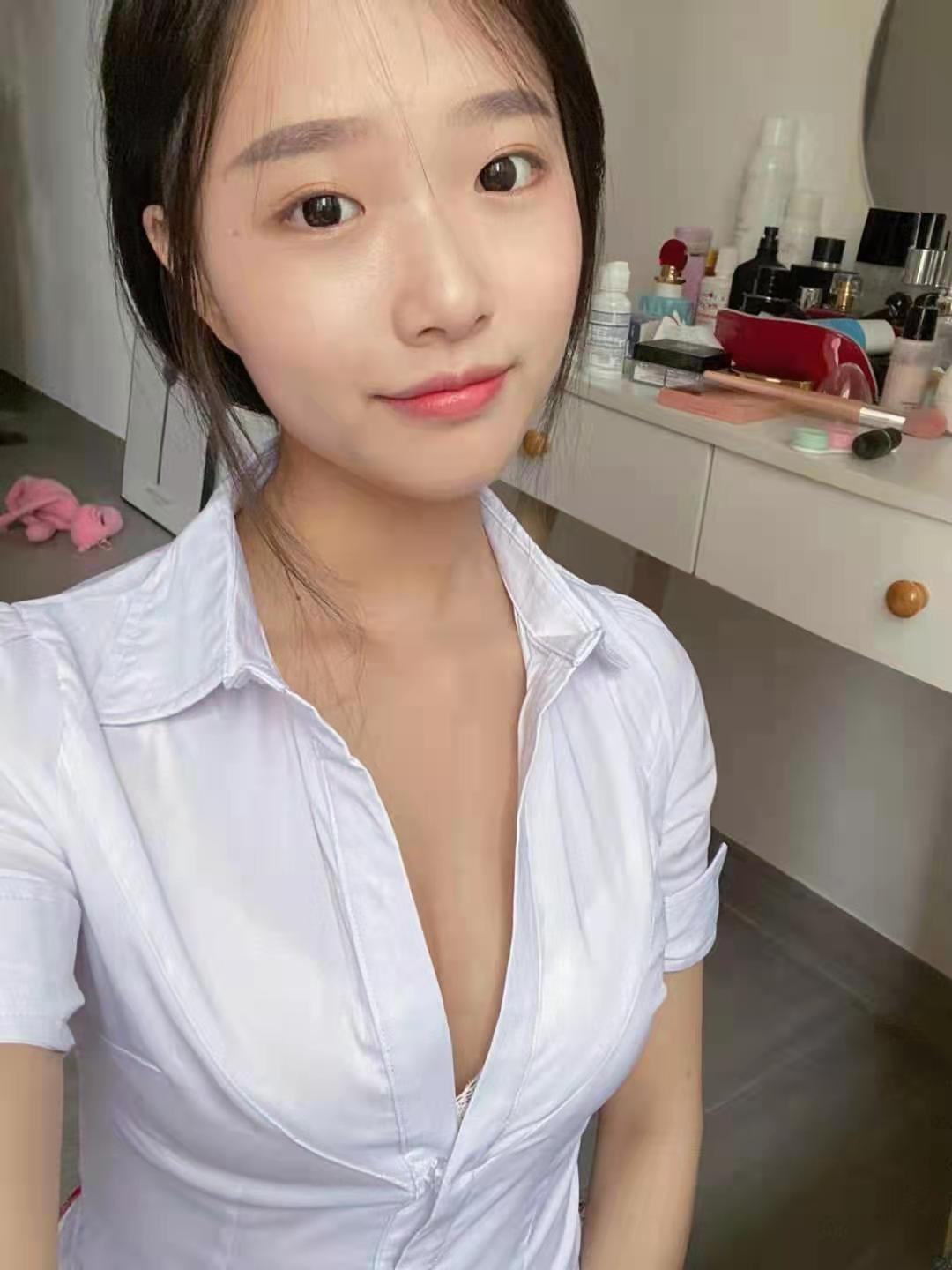 小骚货口交超棒，小鲍鱼粉嫩又紧