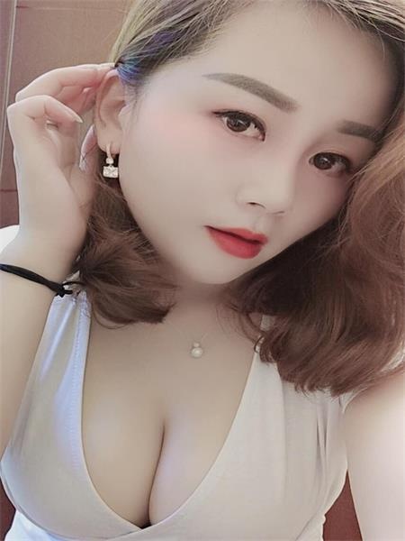 丰满少妇，奶子大，性价比高
