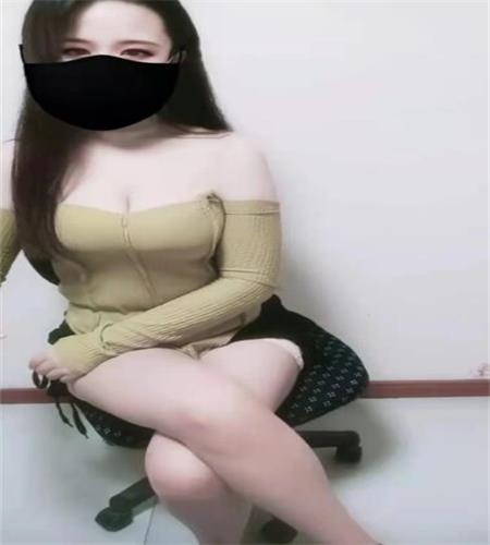 坚挺的大胸下面比较紧，不催钟