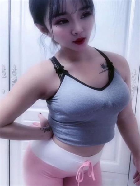 上了个身材和颜值都很哇塞的妹子