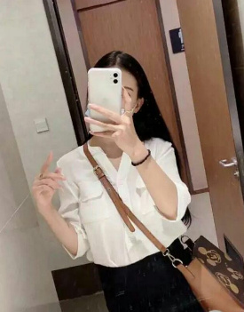 轻熟小美女，诱惑力十足，人很骚
