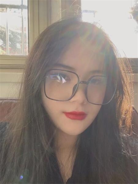 皮肤很白的大胸妹子，下面是真的紧