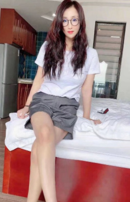 消瘦妹子，颜值不错，为人很骚