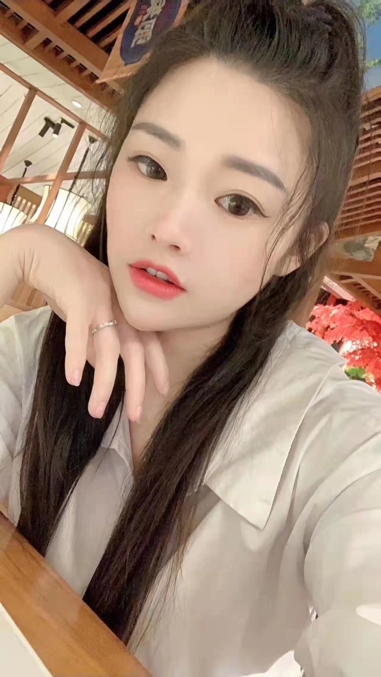 苗条火辣的白乳美女，浪叫很有感觉