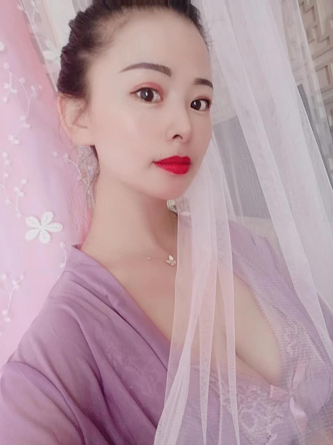 气质型轻熟女，服务很狂野