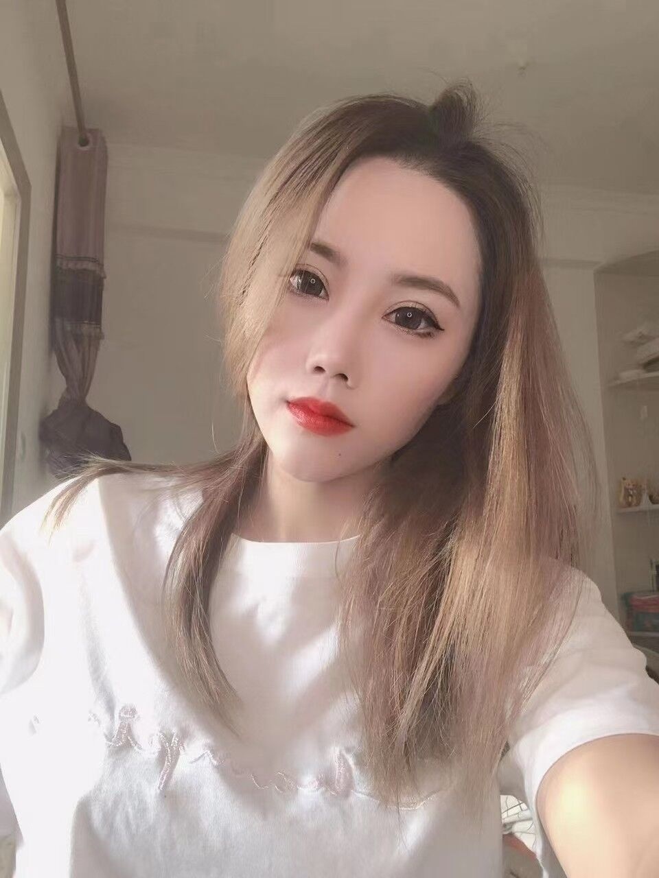 长相标致的美女，丝袜诱惑玩的很溜