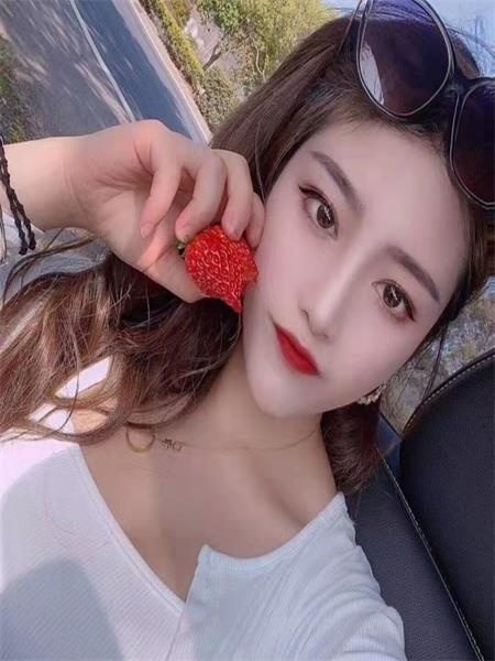 漂亮大方的邻家女孩，服务非常自然