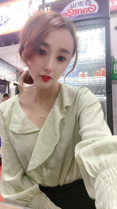 很甜美的气质型美女，魅力十足