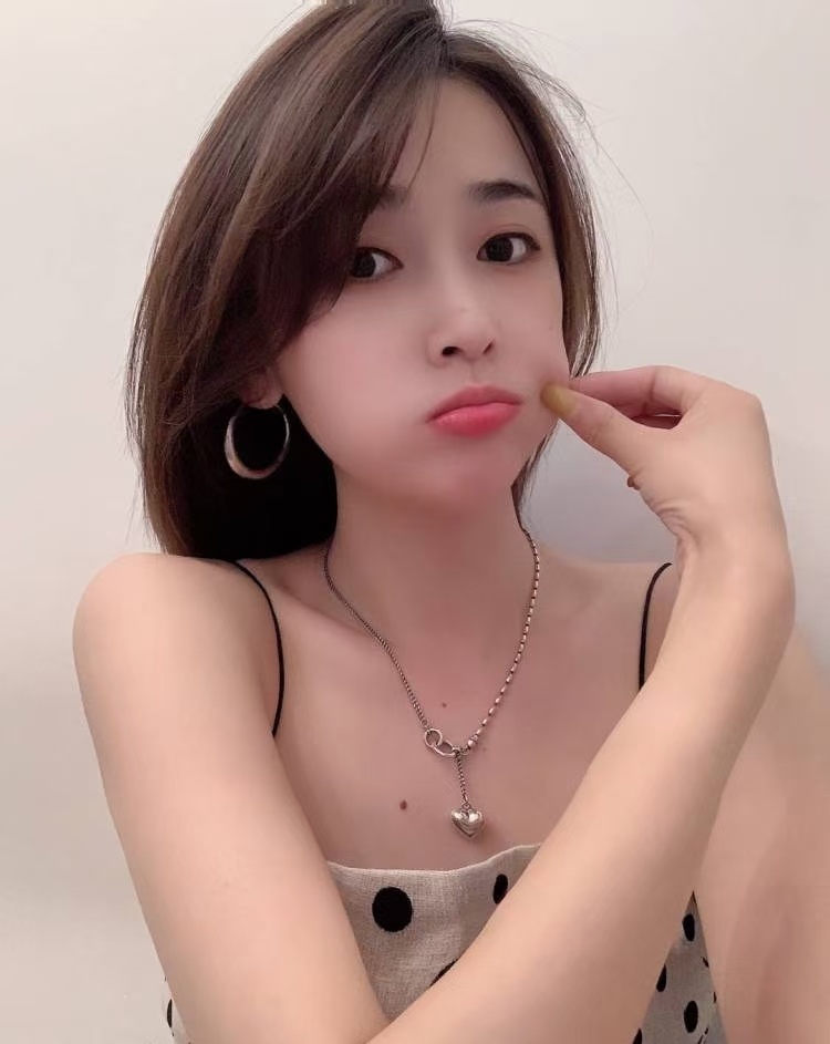水嫩漂亮的年轻美女，搞起来太爽了