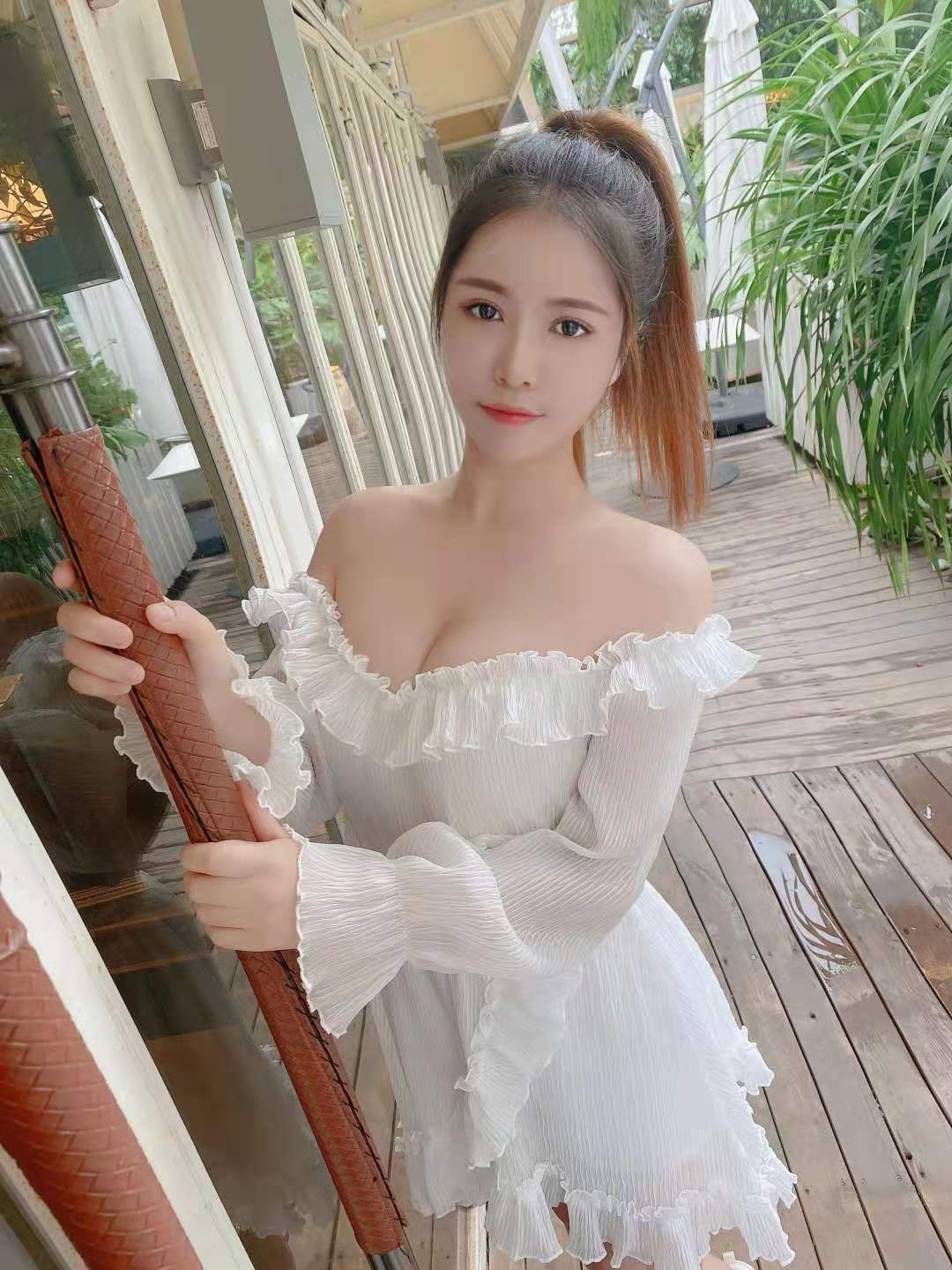 大波嫩妹，外表淑女上床很会发浪