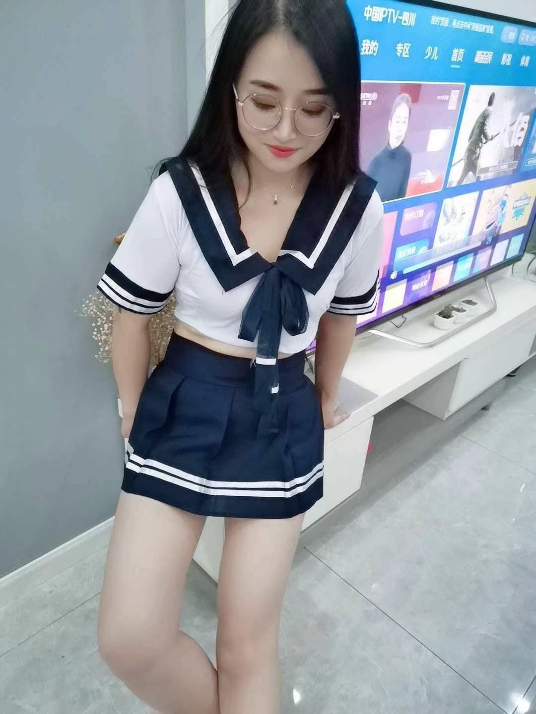 清新很可爱的年轻温柔妹子，细皮嫩肉