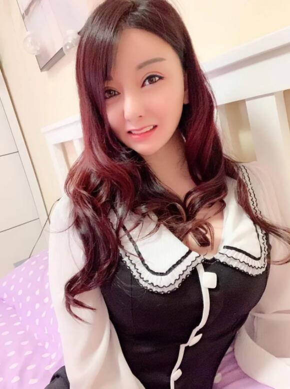 大胸妹浅浅胸很大，值得去耍一耍