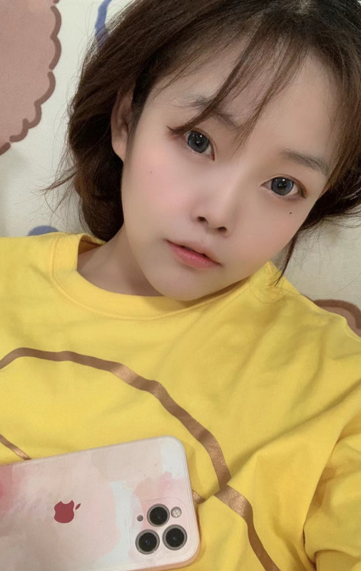 女友系小萝莉，口活认真，可抱着艹