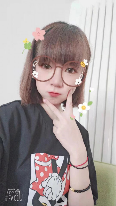 娇小可爱的嫩妹，技术一般，需调教
