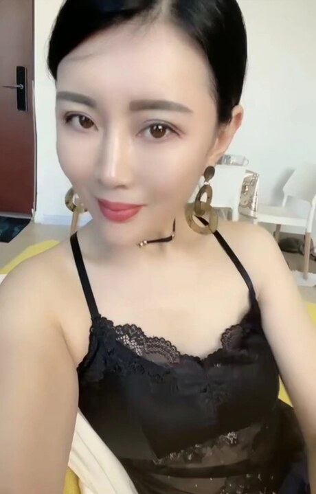 妩媚动人的性感少妇，让你享受帝王待遇