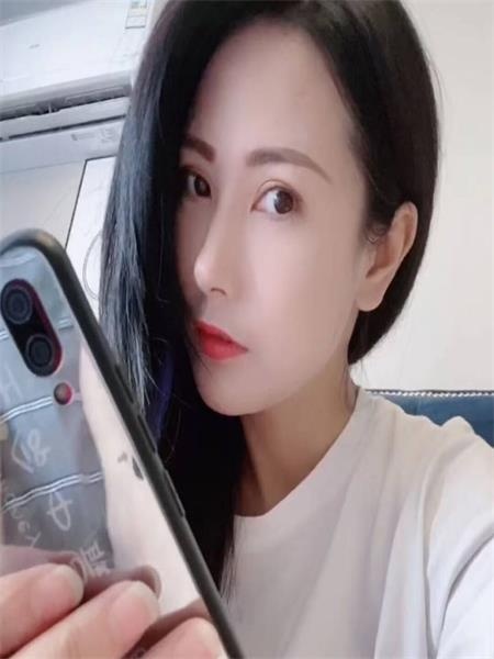 大奶小姐姐服务那个爽啊