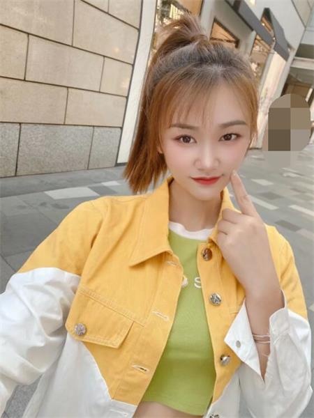 娇小气质美少女，舌功细致，会夹