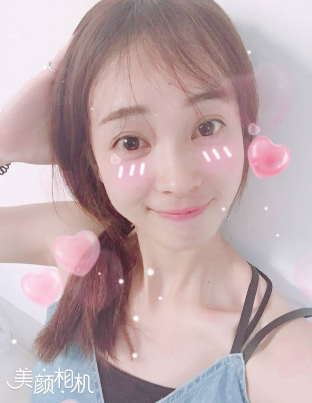 甜美爱笑的苗条美女，下边紧，服务周到