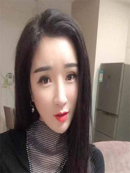 小姐姐真的太骚了，一直扭腰