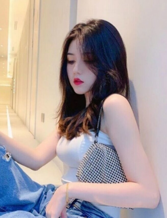 难得的娇嫩美女，身材娇小，三点粉