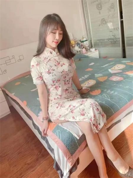 妹子前凸后翘，温柔，舌吻投入