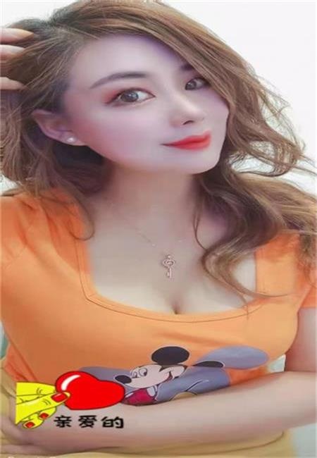 胸大的性感轻熟女，操起来B紧，口活好