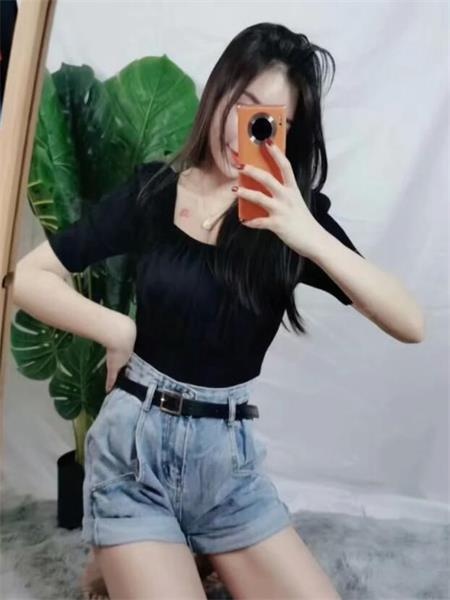 女的漂亮，身材好，非常嫩