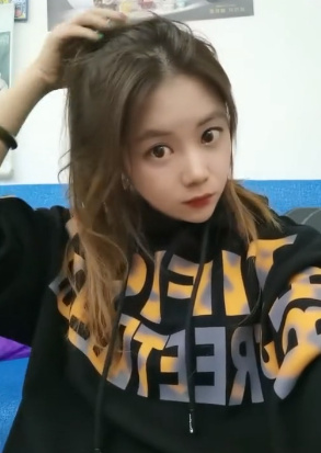 清纯漂亮的小美女，水灵动人