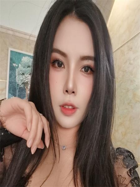 服务周到的性感女人