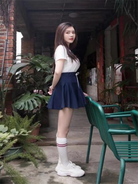 胸大，样貌还不错，主要人骚呀
