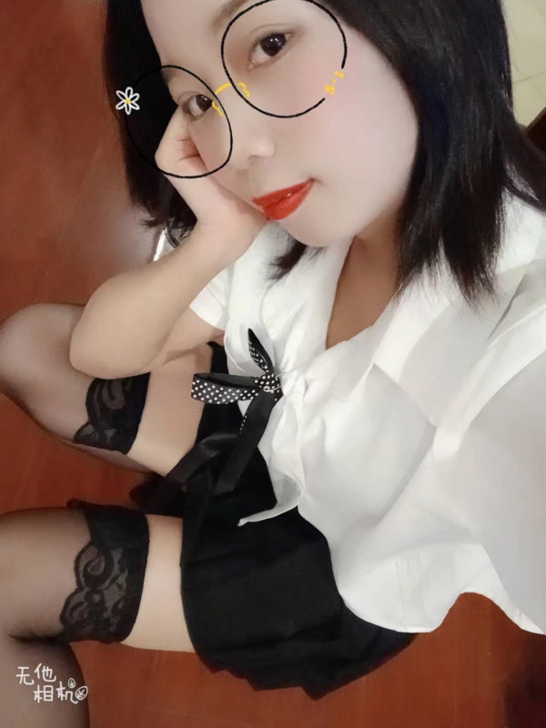 白虎小萝莉，身材娇小，可以抱起来干
