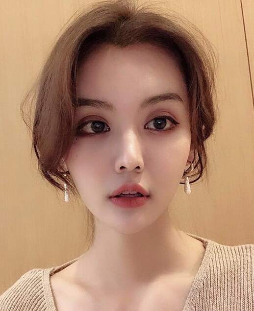 轻熟御姐，脸蛋挺好看，身材火辣