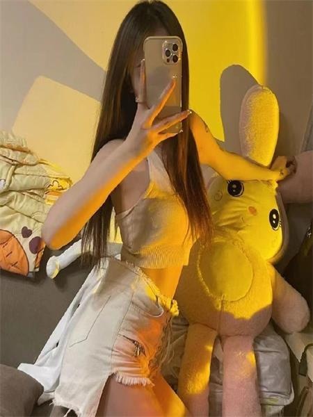 妹妹下边很紧，能深喉，特爽