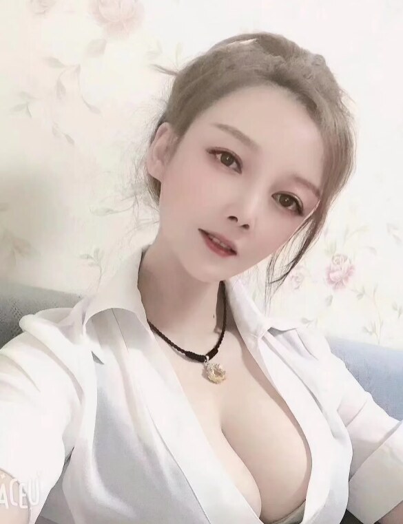 白嫩大奶妹，服务细致，很惹火