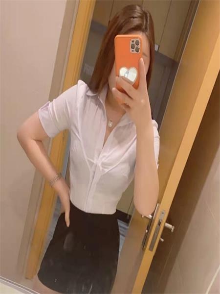 能舌吻的性感小妹