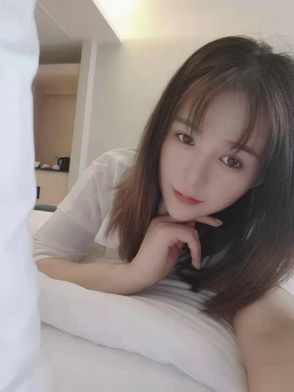 妹子很热情，姿势配合