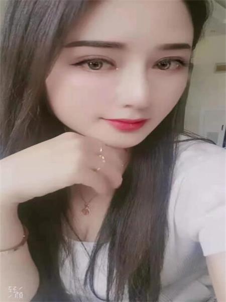 坚挺漂亮大胸美女