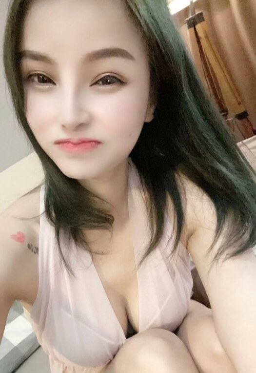 性感诱人的妹子九儿，黑丝很有魅力