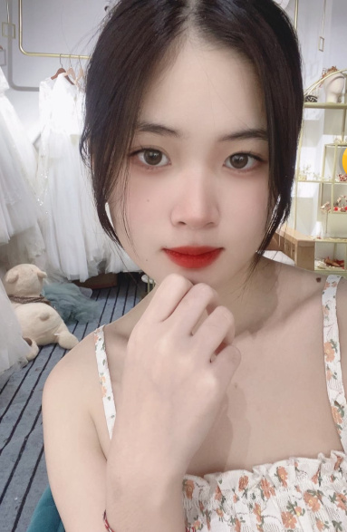 年轻漂亮的大胸美女，堪比榨汁机