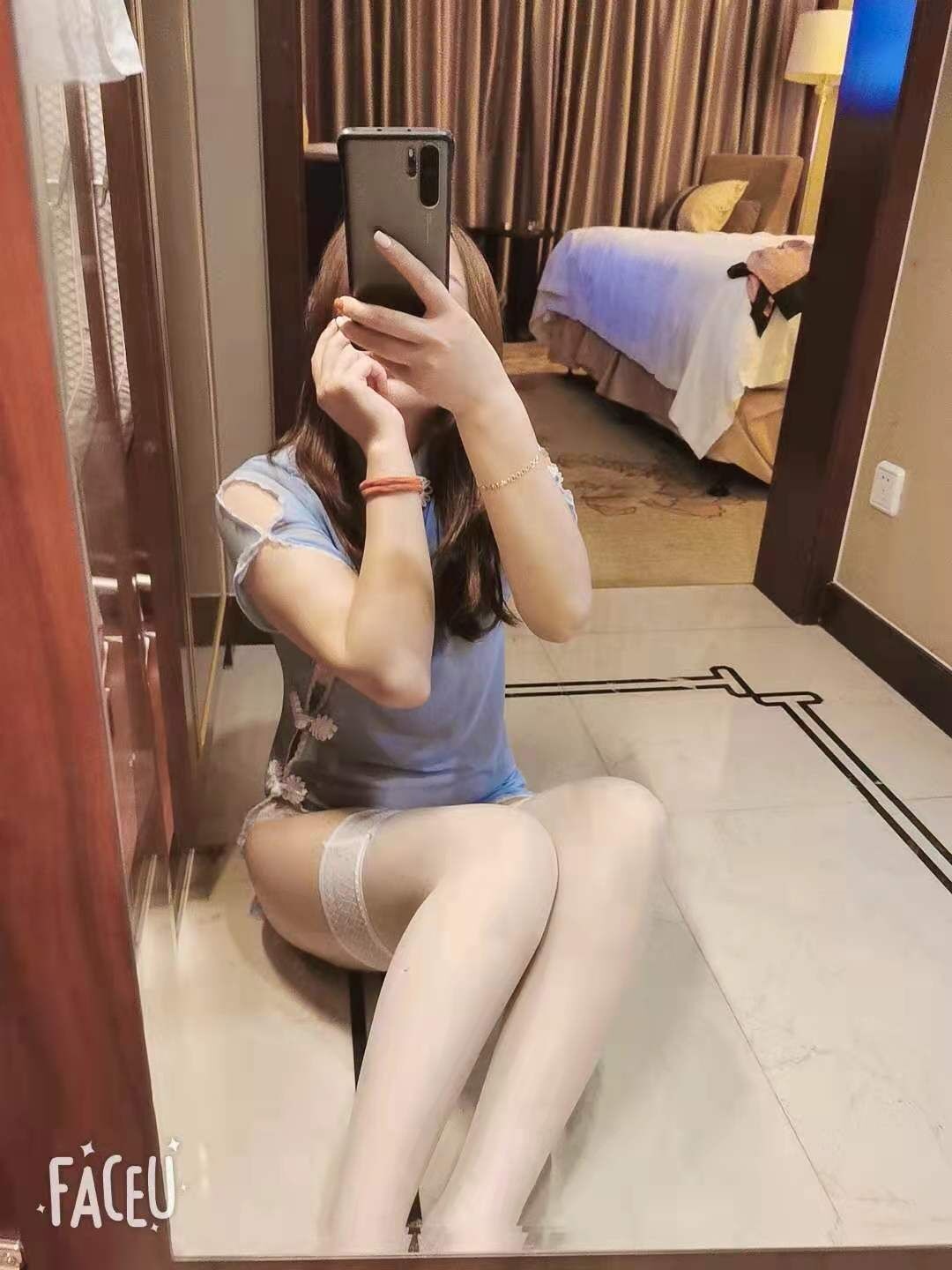 颜值很高，身材苗条皮肤白皙滑嫩，主动索吻