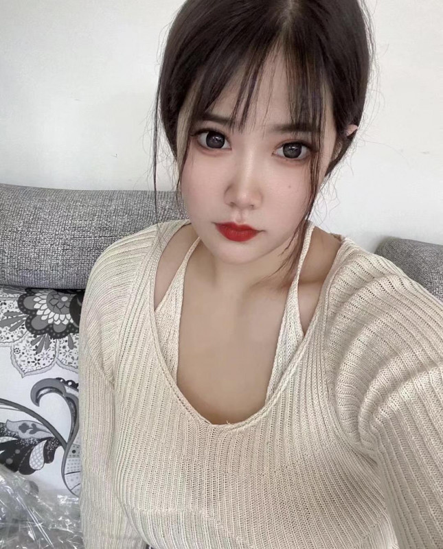白净小美女，身材苗条，奶子手感好